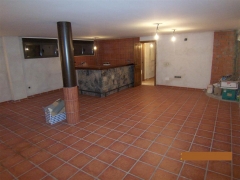 Vista ampliada de garaje y bodega con barra