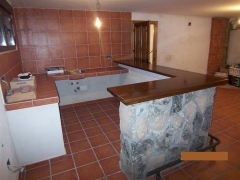 Barra de bodega forrada en piedra en el garaje