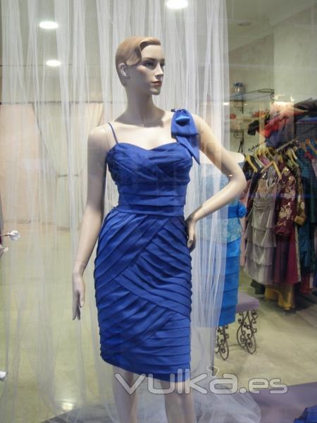 Elegantísimo vestido corto azul