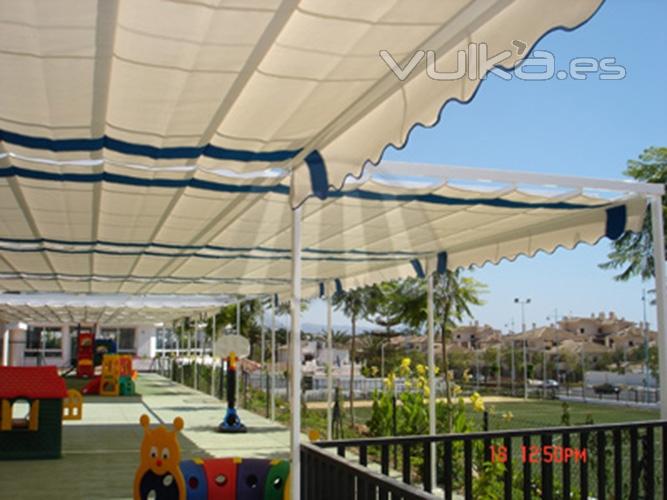 Toldo de palillera con porteria y largueros, ideal para terrazas grandes