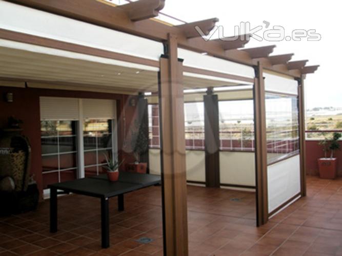 Pergola en aluminio imitacin madera y toldos bajantes para poder cerrar un trozo de la terraza