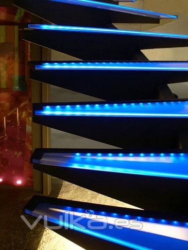 Peldaos de vidrio laminado retroiluminados con Leds