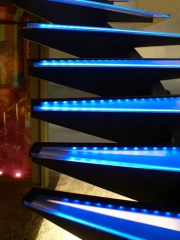 Peldanos de vidrio laminado retroiluminados con leds