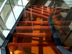 Escalera de vidrio con serigrafia antideslizante y laminado con vanceva color