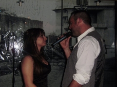 David argos y lydia movellan en un evento cantando a duo