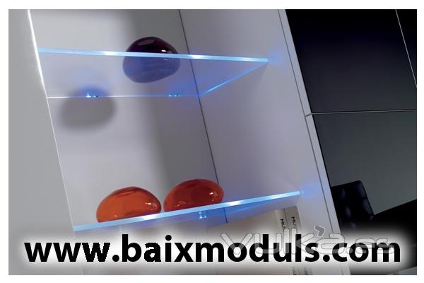 Comedor moderno con módulo de estantes iluminados con leds