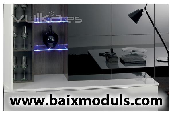 Comedor moderno con vitrina transparente e iluminacin con leds