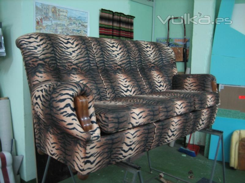 Sof de 3 plazas tapizado en tela imitacin tigre