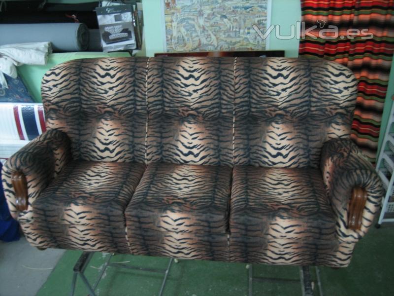 Sof de 3 plazas tapizado en tela imitacin tigre