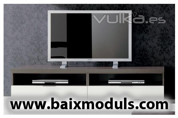 Comedor moderno con bajo TV combinando el color blanco con el roble