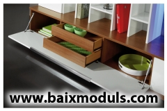 Comedor moderno con modulo bajo en color nogal con puerta abatible y cajones interiores