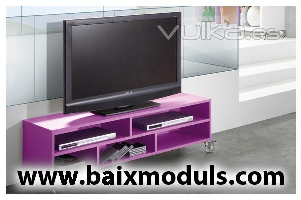 Comedor moderno con bajo TV de ruedas y color mora