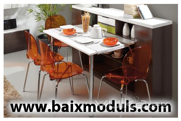 Comedor moderno con bufet y mesa adaptable a las ocasiones