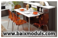 Comedor moderno con bufet y mesa adaptable a las ocasiones