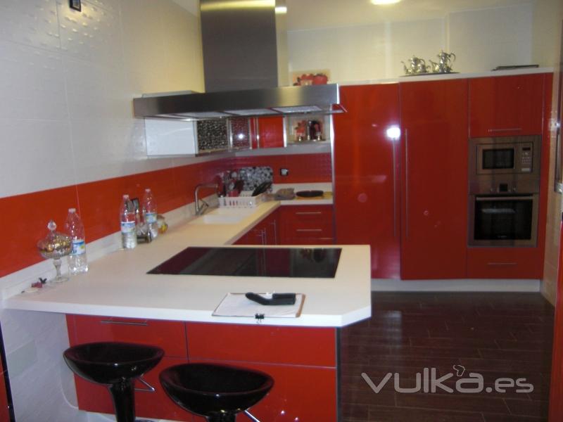 puertas en formica roja con cantos en aluminio macizo con encimera     de cilestone  blanco