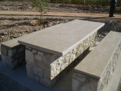 Mesas y bancos en piedra de 6 cm de espesor