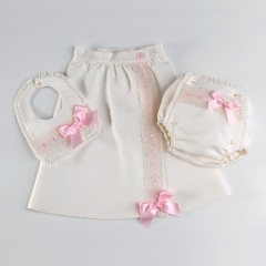 Conjunto de faldon, babero, braguita y camisa a juego para bebe recien nacido primera puesta