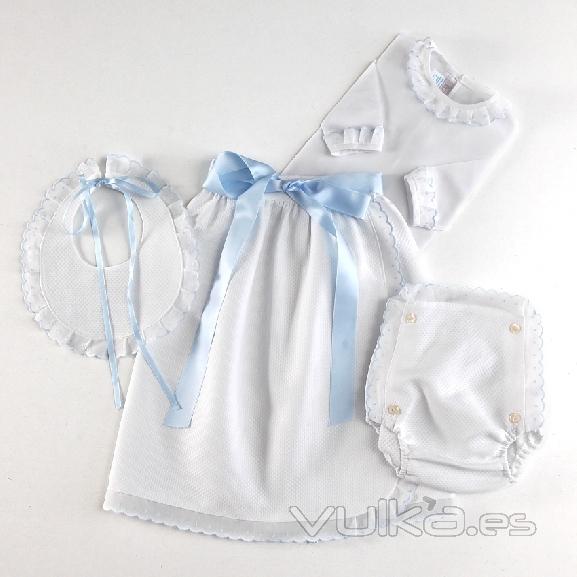 Conjunto de faldn, babero, culotte y camisa juego para bebe recien nacido. Primera puesta.