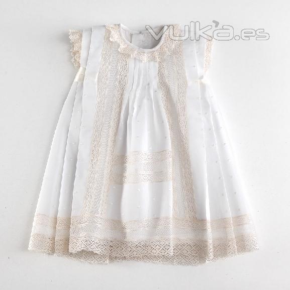 Vestido Faldon para bautizo del bebe. Hecho a mano, para bautizo tradicional.