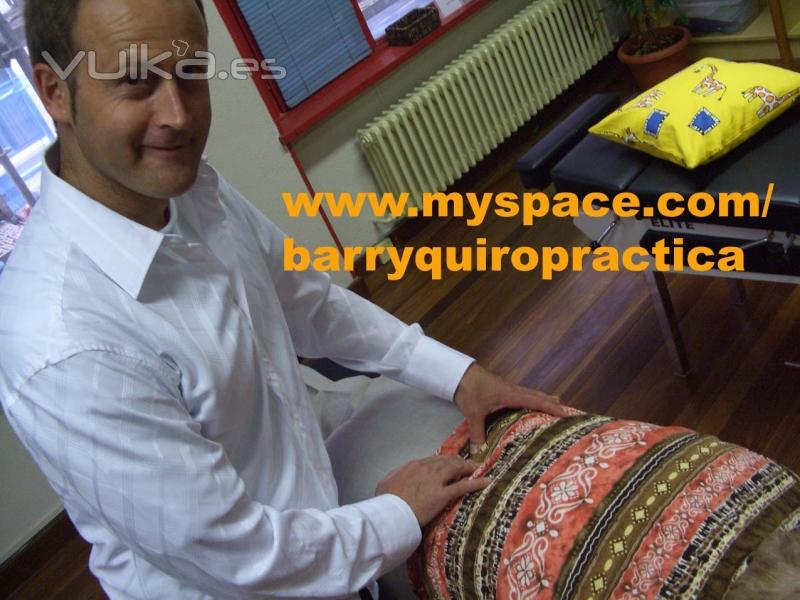 Quiropractico Mark Barry con paciente