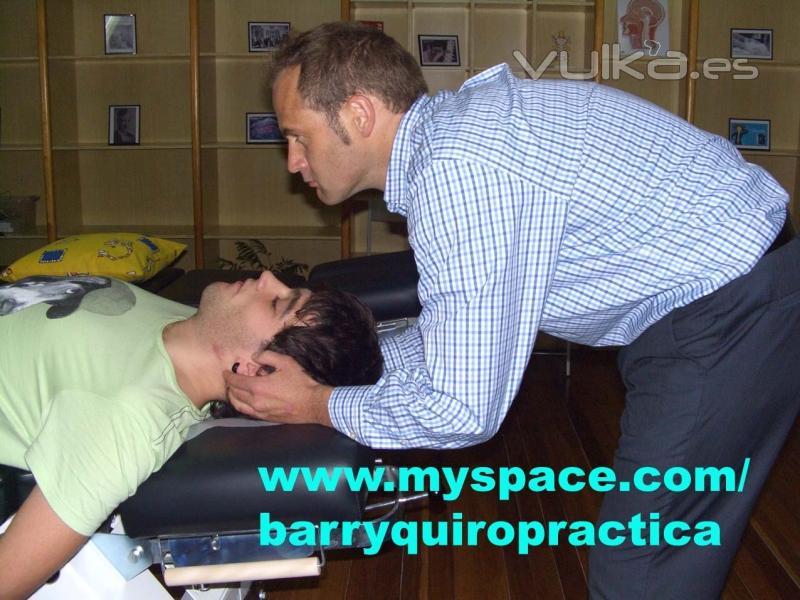 Quiropractico Mark Barry con paciente