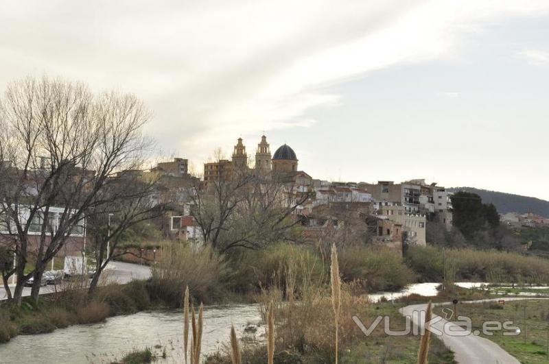 Vista de la poblacin desde el ro Turia