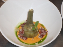 Alcachofa confitada con frutos secos, puré de pimentón e ibérico