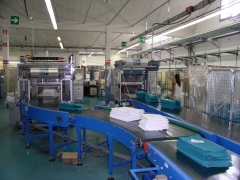 Cinta de confeccionamiento y transporte interior de ropa