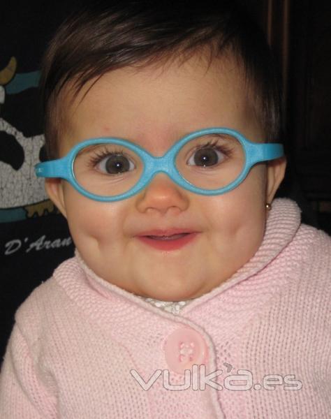 nia de 2 aitos con las gafas MIRAFLEX. modelo baby zero azul claro