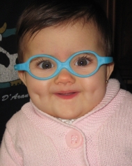 niña de 2 añitos con las gafas MIRAFLEX. modelo baby zero azul claro