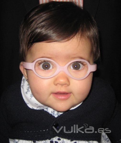 Nia con 2 aitos con las gafas MIRAFLEX modelo baby zero rosa