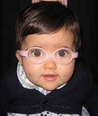 Niña con 2 añitos con las gafas MIRAFLEX modelo baby zero rosa