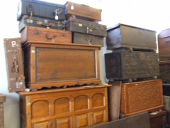 Lote de arcones y baules antiguos