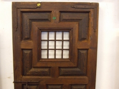 Detalle mirilla de puerta de cuarterones de nogal