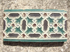 Azulejo mudejar realizado con tecnica de cuerda seca, granada, sxvii