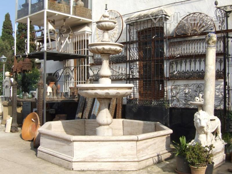 Fuente de centro de marmol travertino.