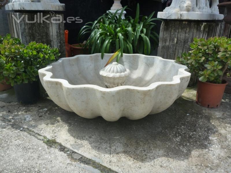 Gran plato de fuente granadina realizada en una pieza de mrmol.