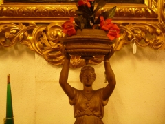 Detalle escultura diosa oferente realizada en calamina sobredorada