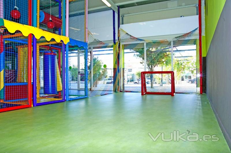 juegos infantiles ludoteca parque infantil mallorca LA FABRICA DE CHOCOLATE pista de futbol.