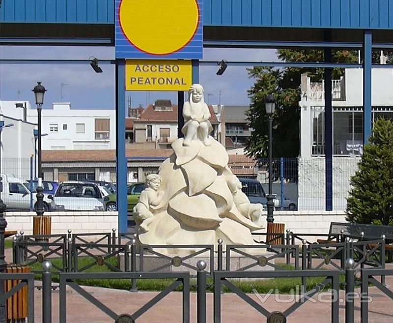 Fantasa infantil. Escultura tallada en piedra. situada en Novelda (Alicante)