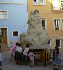Familia marinera tallada en piedra. Calpe (Alicante)