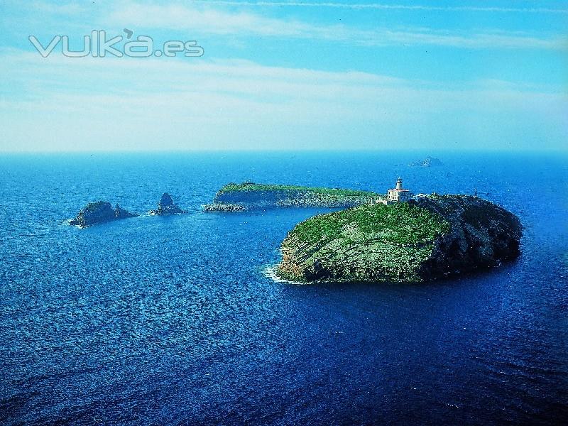 Vista de lejos de las islas columbretes de castelln.