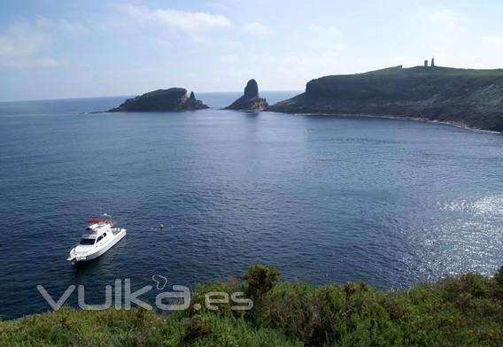 Barco en las islas columbretes de castellón