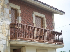 precioso balcon de ladrillo rustico y piedra arenisca