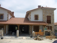 fachada principal del chalet con precioso porche