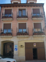 fachada principal de hotel realizado con ladrillo rustico y piedra de palencia
