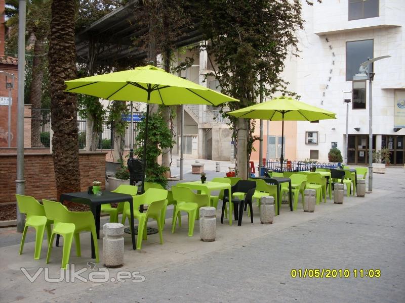 nuestra terraza est situada en la plaza de la constitucin,  frente al teatro municipal            