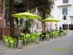 nuestra terraza está situada en la plaza de la constitución, frente al teatro municipal