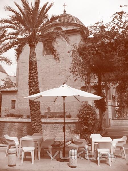 terraza con la parroquia de Santo Tomas al fondo