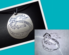 Colgante de plata con el dibujo de los ninos